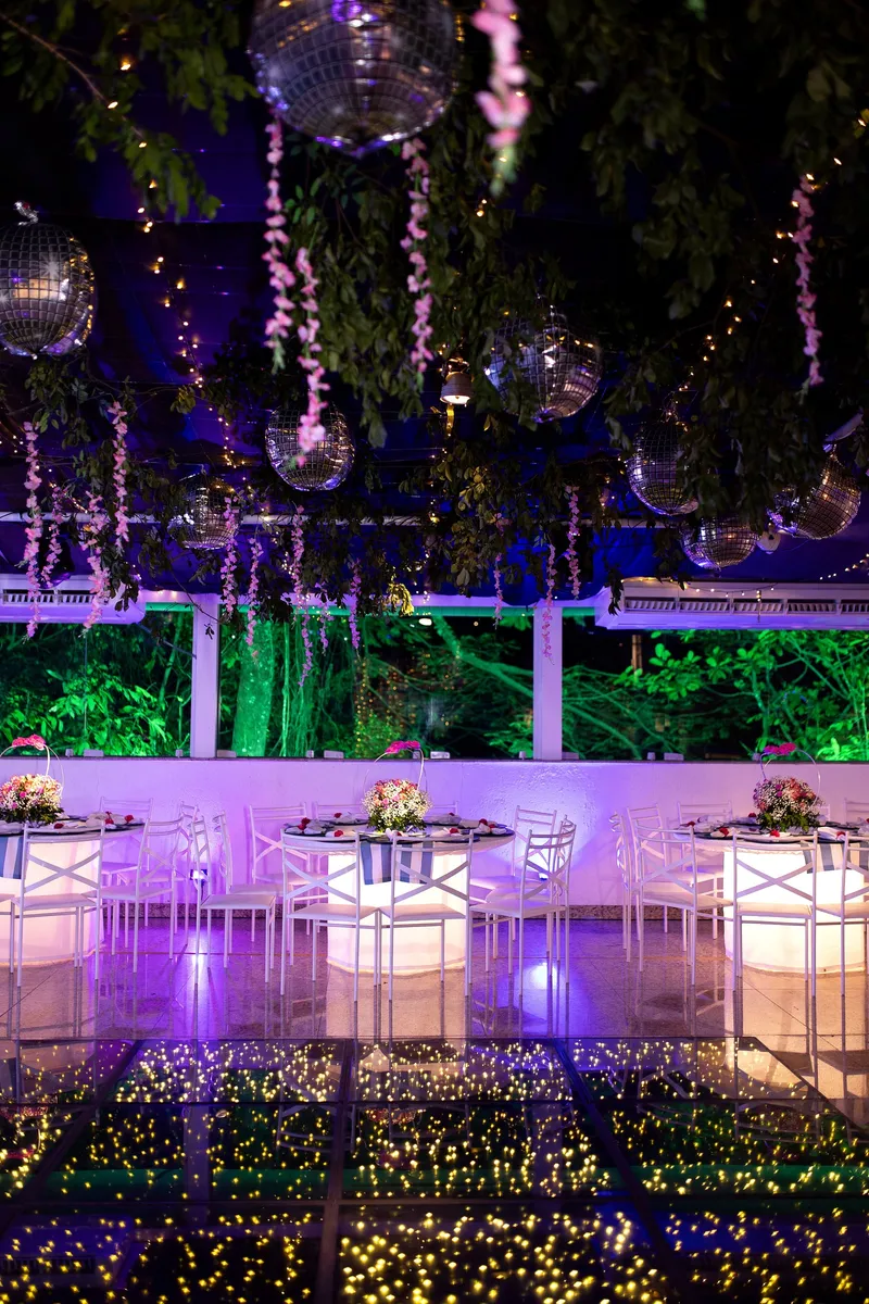 Salão decorado com flores suspensas e pista de LED iluminada