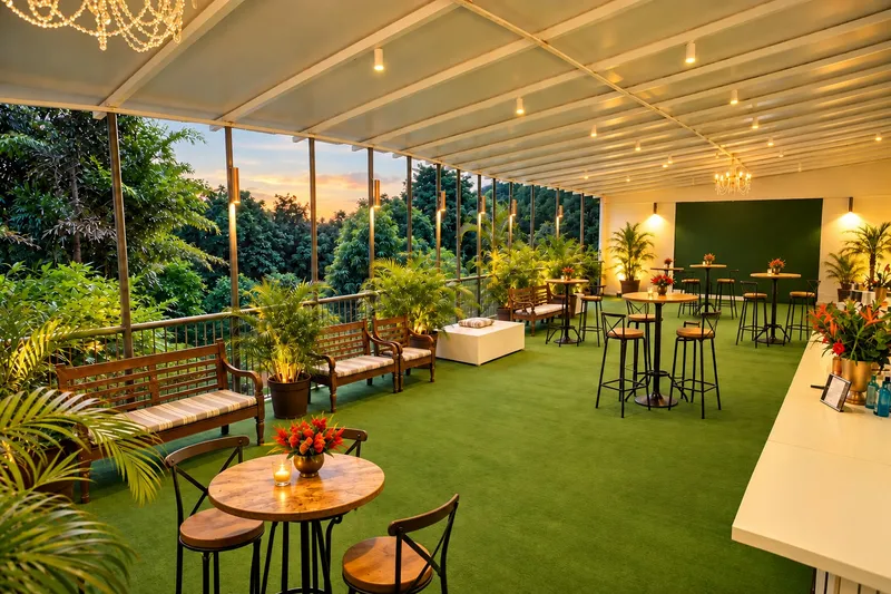 Varanda ao pôr do sol com bancos de madeira e mesas bistrô