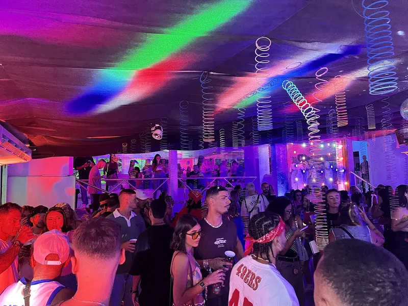 Festa com iluminação colorida e convidados na pista