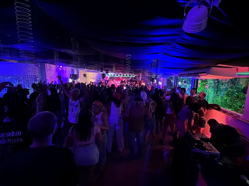 Pista à noite com iluminação azul e muitos convidados