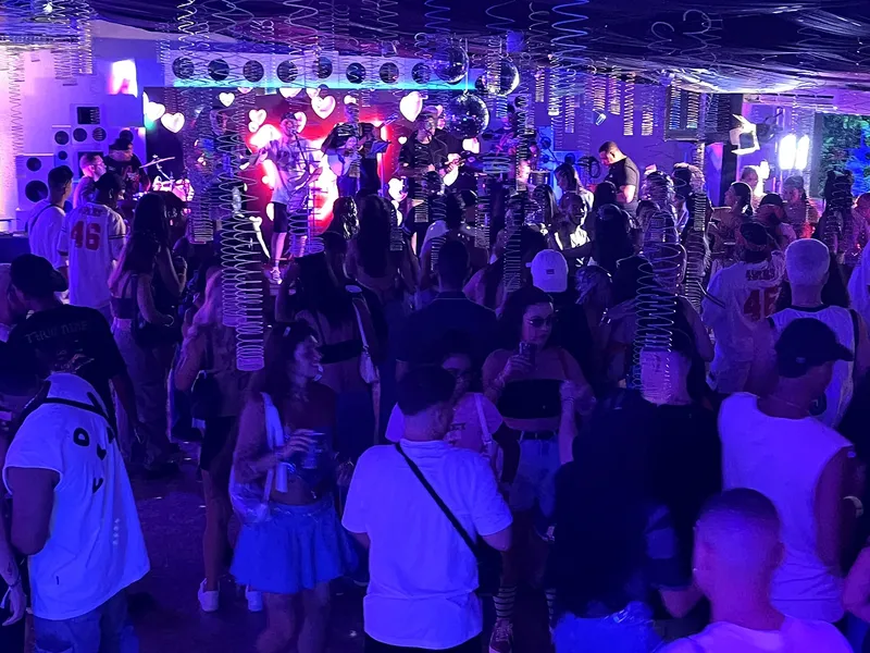 Show de luzes sobre a pista lotada