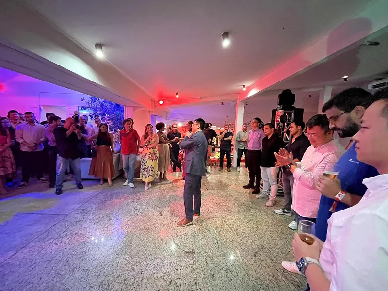 Discurso para os convidados no salão interno