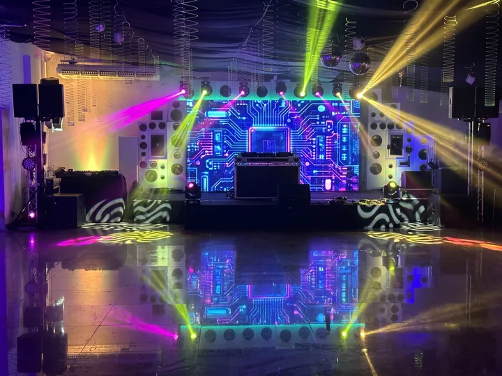 Palco com painel de LED, cabine de DJ e iluminação cênica sobre a pista
